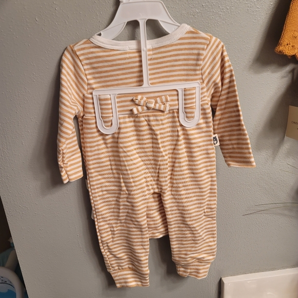 Two Piece General Neutral Baby Outfit - Picture 3 of 3